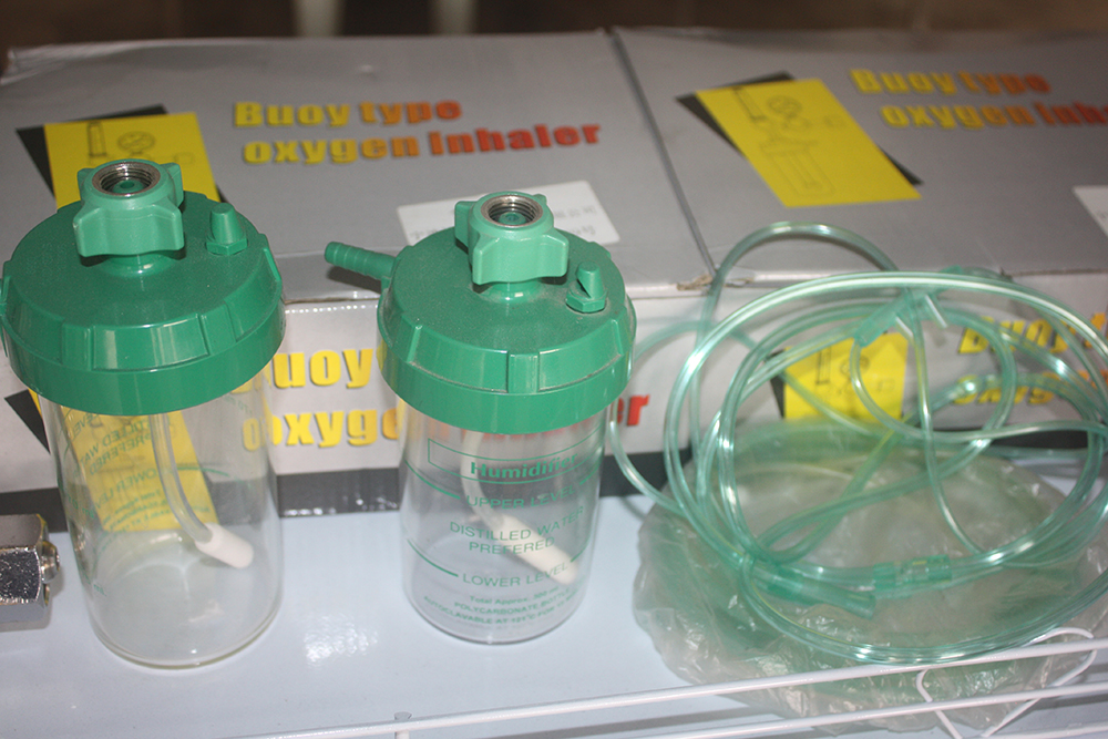 สายยางให้ออกซิเจน  ( Oxygen Cannula )  และ ขวดน้ำให้ความชื้น  ( Humidifier )